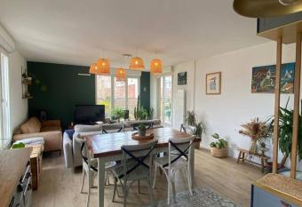 Superbe Appartement Calme 2 beds - Proche de Paris has Balcony rooms