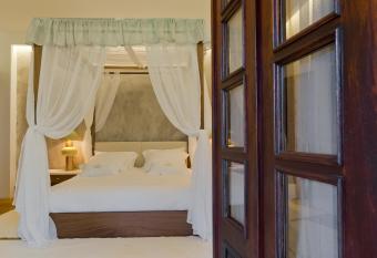 Villa Maria Caetana has rooms with a private hot tub