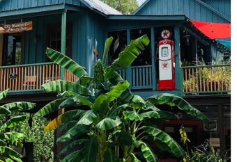 Old Mandeville Library Inn has Balcony rooms