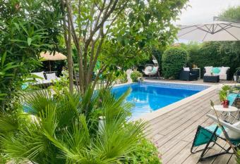 Lou pitchoune allows 18 year olds to book a room