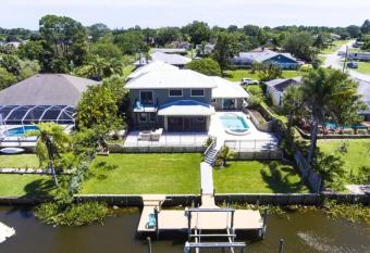 Riverfront Luxury Pool & Hot Tub fishing paradise near beaches Mets Stadium has rooms with a private hot tub