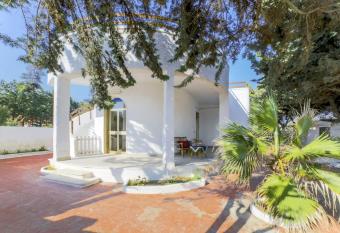 Villa Cristina a 50 mt dalla spiaggia Specchiarica di San Pietro in Bevagna has Smoking/Balcony rooms