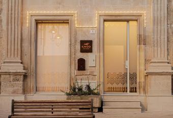 Il Nido Luxury Apartment has rooms with a private hot tub