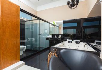 Santa Vista Rio has rooms with a private hot tub