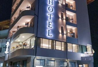 Hotel Dior has Balcony rooms