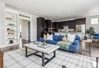 Modern Elegance - Pool Table - Hospitals Nearby has Balcony rooms