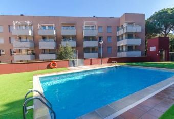Apartment Sa Boadella con piscina y garaje close to the Beach allows 18 year olds to book a room