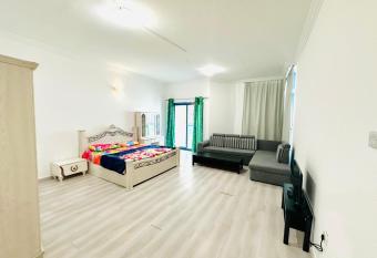 International Welcome Residence has rooms with a private hot tub