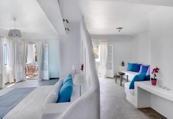 Aloni Hotel has rooms with a private hot tub