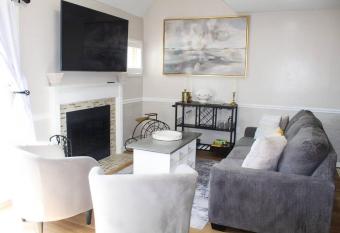 Cozy French Style Villa- 3 Bed-Casino-Pools-Jacuzzi has rooms with a private hot tub