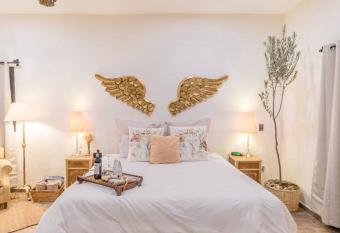 M  gica SUITE rodeada de vi  edos has rooms with a private hot tub