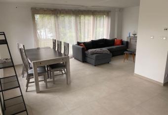 Maison confort au bord du lac has Balcony rooms