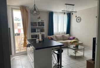 Cosy studio proche de l hyper centre de Grenoble has Balcony rooms