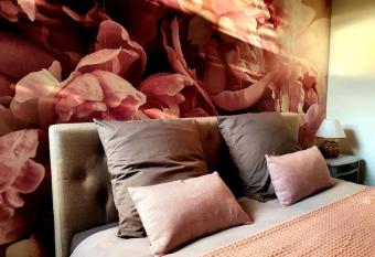 Les Pivoines allows 18 year olds to book a room