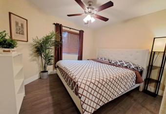 Venetian Vacation La Jolla One bedroom condo luxury furnished near beach and UTC mall has rooms with a private hot tub