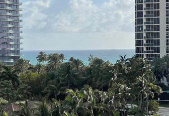 Stunning apt! Oceanview! Parking included has Balcony rooms