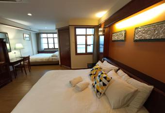 PD Seaview Sunset Premium Tower Private Suite has rooms with a private hot tub