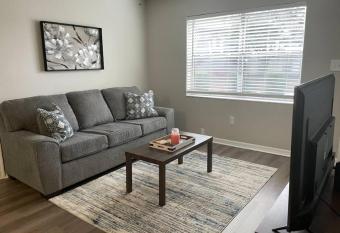 Charming 2bd Unit - Gainesville, FL allows 18 year olds to book a room
