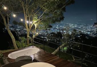 El cedro Ecolodge has Balcony rooms