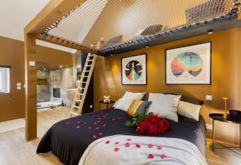 (null) has rooms with a private hot tub