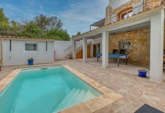 Belle location    Bandol has Balcony rooms