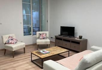 Appartement et parking Saintes allows 18 year olds to book a room