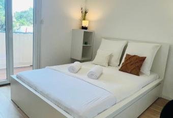 Escapade    200m de la plage de Fabregas allows 18 year olds to book a room