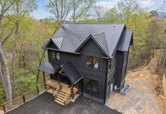 Black Bear Cove has rooms with a private hot tub