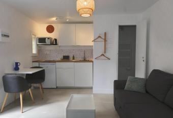 Studio ind  pendant avec jardin has Balcony rooms