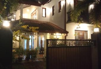 R & R Home Stay has Smoking/Balcony rooms