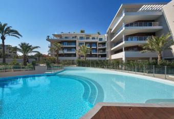 2beds lux-Parc du cap has rooms with a private hot tub