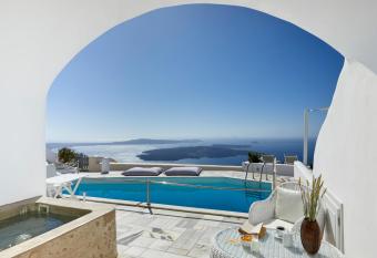 Iliovasilema Hotel & Suites has rooms with a private hot tub