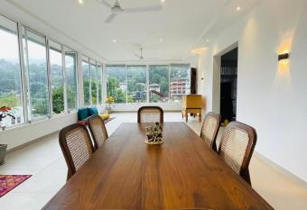 Farm Hill Villa - Kandy has rooms with a private hot tub