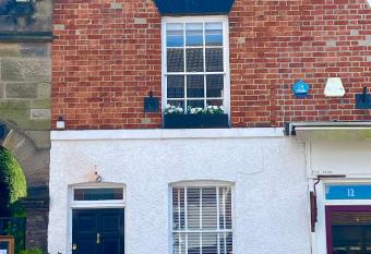 Vivians rooftop apartments has Balcony rooms