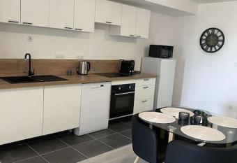 Appartement proche gare et centre-ville has Balcony rooms