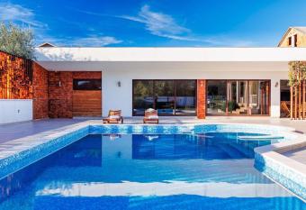 Villa with large pool and SPA After request a bookin write me v  t s    p 3 3 7 4 5 9 3 7 4 9 2 allows 18 year olds to book a room