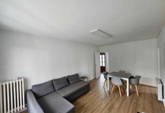 Appartement lumineux has Balcony rooms