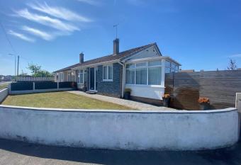 Cozy Coastal bungalow in Prestatyn has Balcony rooms