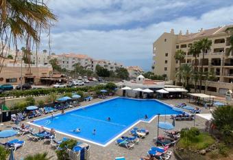 Sol todo el d  a allows 18 year olds to book a room