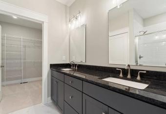 Luxury at it peak with this 4bedroom with 3 bathroom house has rooms with a private hot tub