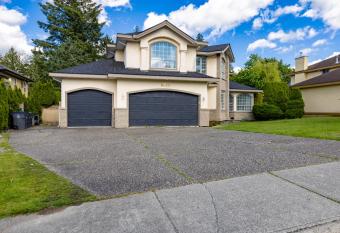Cozy 5-Bedroom Family Home Near Guildford Mall has Balcony rooms