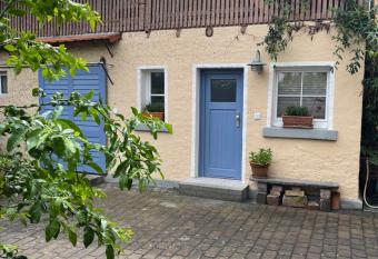 OF Rent - Zimmer mit Bad in Offenbach 12km bis Frankfurt Zentrum allows 18 year olds to book a room