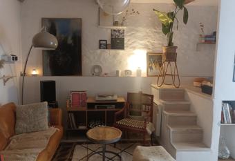 Tr  s joli appartement cr     dans un style  70 allows 18 year olds to book a room