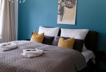 Apartment am Schlo   allows 18 year olds to book a room