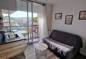 Les sablettes front de Mer Tour Fernand pouillon provence plage has Balcony rooms