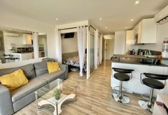 Appartement de charme face    la mer allows 18 year olds to book a room