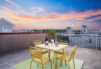 Tropical Baltimore Getaway has Balcony rooms
