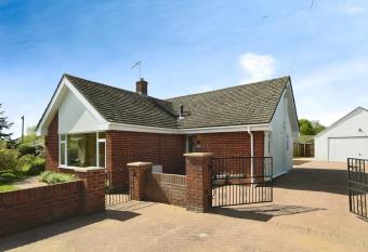 BEAUTIFUL 5 BEDROOM BUNGALOW, SLEEPS 7, in CALNE has Balcony rooms