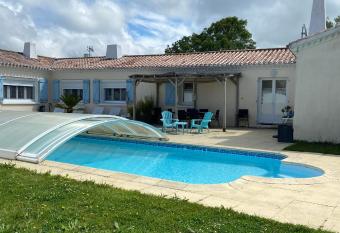 G  te de L Enclose La Barre de Monts 85 has rooms with a private hot tub