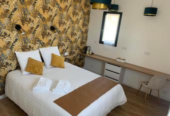 La Maison Blanche has Balcony rooms